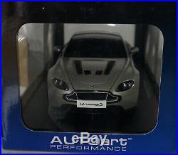 AutoArt 70251 Aston Martin V12 Vantage S (2015) Diecast Model Car in 118 Scale