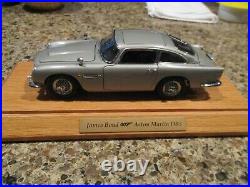 Danbury Mint 1964 Aston Martin 007 DB5 124 scale w Display Case