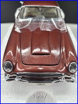 Danbury Mint Diecast 1/24 Scale 1964 Aston Martin DB5 With Title