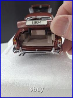 Danbury Mint Diecast 1/24 Scale 1964 Aston Martin DB5 With Title
