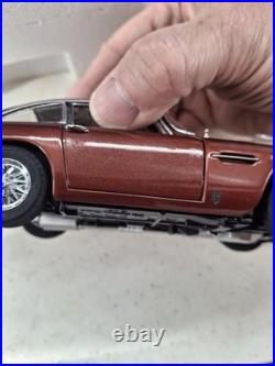 Danbury Mint Diecast 1/24 Scale 1964 Aston Martin DB5 With Title