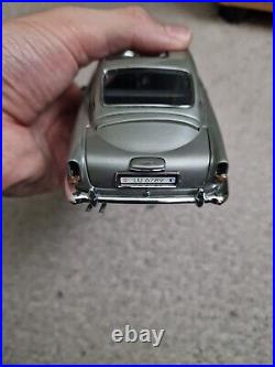 Danbury Mint James Bond 007 Aston Martin DB5 silver 124 scale