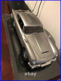 James Bond 007 Aston Martin DB5 18 scale model EAGLEMOSS And Rare Stand