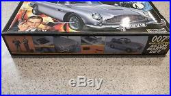 James Bond 007 Aston Martin DB5 Goldfinger 124 scale model kit with figures