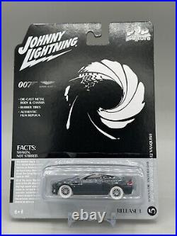 Johnny WHITE Lightning 164 James Bond 007 2002 Aston Martin V12 Vanquish Chase
