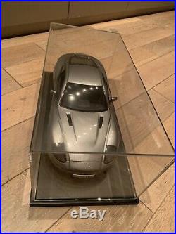 Kyosho 1/12 Scale 08603SB Aston Martin V12 Vanquish 007 James Bond +Display Case
