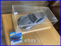 Kyosho 1/12 Scale 08603S Aston Martin V12 Vanquish 007 James Bond + Display Case