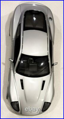 Kyosho Aston Martin V12 Vanquish 112 Scale Diecast + Display Case James Bond